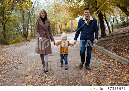 a family with a young son walk in the Park in 37513971