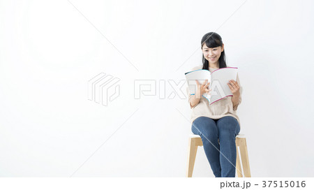 カタログを見つめる若い女性 カタログを見つめる若い女性 37515016