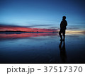 ウユニ塩湖の朝焼け 37517370