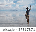 ウユニ塩湖にたたずむ 37517371