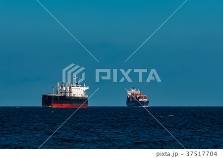 Black cargo ship 37517704