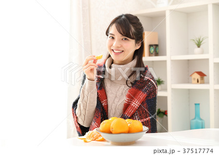 みかんを食べる女性の写真素材