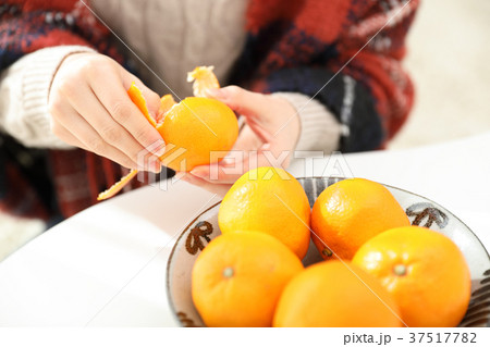 みかんを食べる女性 37517782