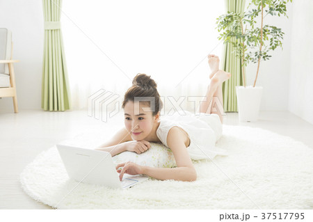 パソコンを見る女性　 37517795