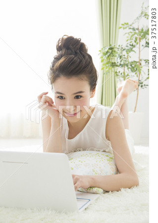 パソコンを見る女性　 37517803