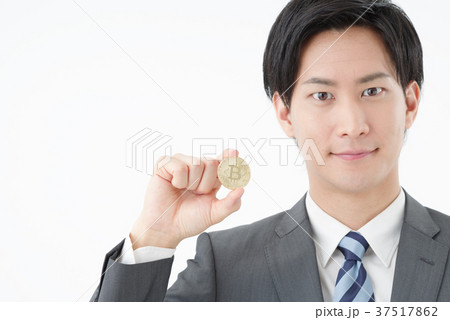 ビットコインを持つビジネスマン ビットコインを持つビジネスマン 37517862