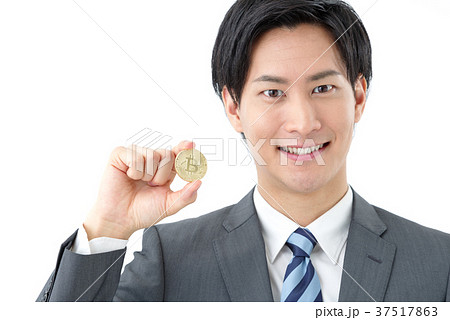 ビットコインを持つビジネスマン ビットコインを持つビジネスマン 37517863