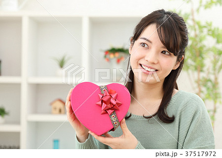 プレゼントを持つ女性 プレゼントを持つ女性 37517972