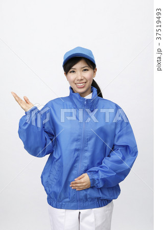 若い女性　引っ越し　荷造り　宅配便　宅配　流通 37519493