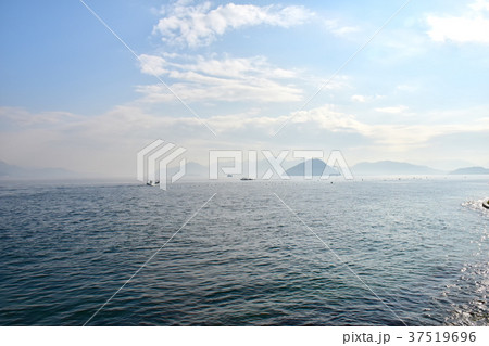 霞む冬の瀬戸内海の風景 37519696