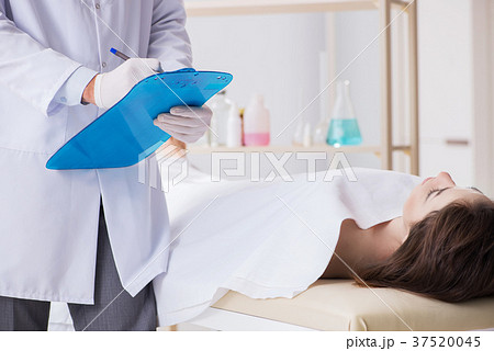 Police coroner examining dead body corpse in Police coroner examining dead body corpse in 37520045
