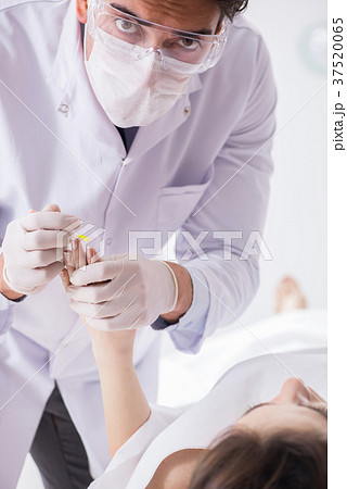 Police coroner examining dead body corpse in Police coroner examining dead body corpse in 37520065