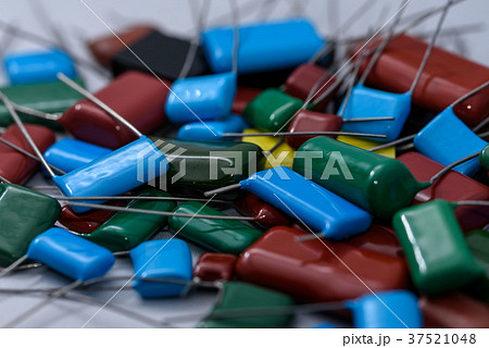 電子部品（沢山のフィルムコンデンサ） 37521048