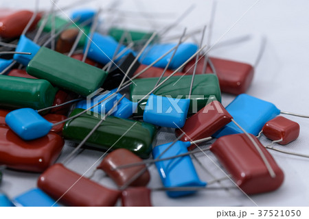 電子部品（沢山のフィルムコンデンサ） 37521050