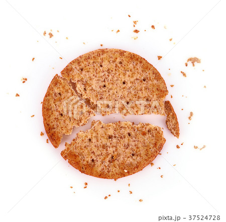 Crackers cereals,biscuits isolated on white 37524728