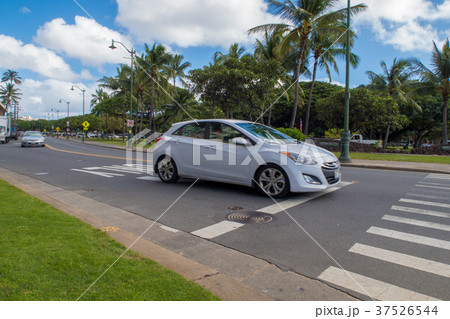 モンサラット通りを走る白い車 モンサラット通りを走る白い車 37526544