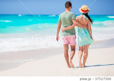 Young couple on white beach during summer vacation 37527500