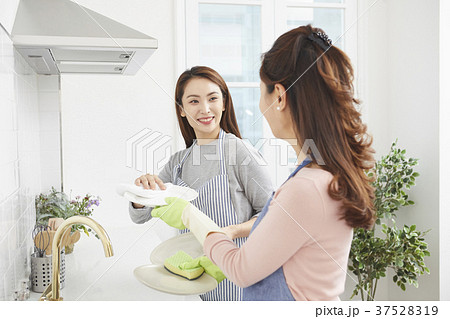 家族 ファミリー お皿を洗う 37528319