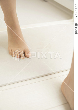 珪藻土バスマットを使う女性足元 珪藻土バスマットを使う女性足元 37528467