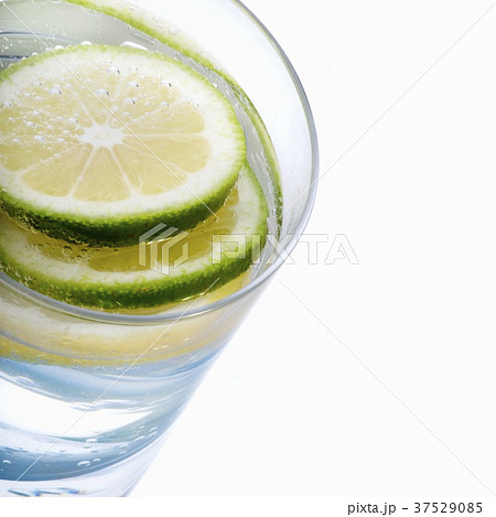 A glass of water with slices of lime 37529085