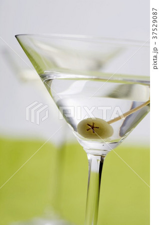 Martini with olive 37529087