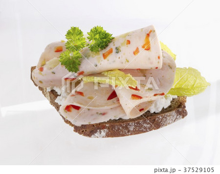 Paprikawurst (pepper sausage) and cottage cheese on bread 37529105