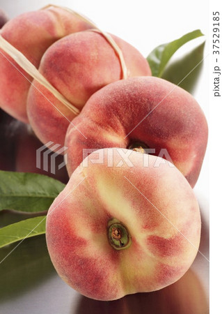 Several vineyard peaches 37529185
