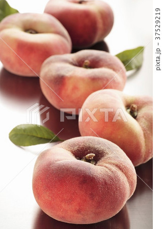 Several vineyard peaches 37529219