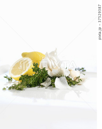 Garlic, thyme and lemons 37529387