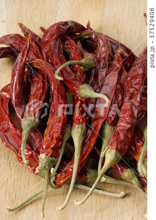Dried chilli peppers Dried chilli peppers 37529406