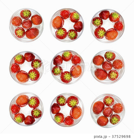 Several glasses of water with strawberries (from above) 37529698