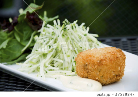 Crab cake with apple, salad and a dip 37529847