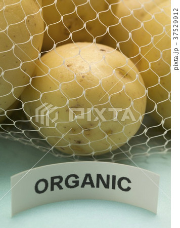 Organic potatoes in a net bag (close-up) 37529912