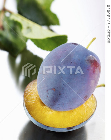 Plums (variety: Hanita) 37530050