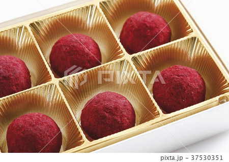 Chocolate truffles in box 37530351