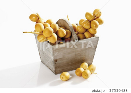Fresh dates in wooden basket 37530483