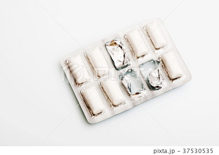 Chewing gum pellets in packaging 37530535