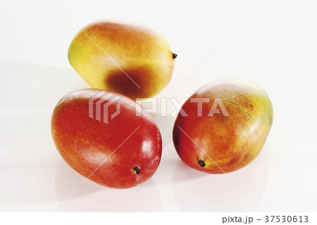 Three mangos 37530613