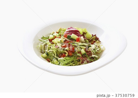 Mixed salad leaves with cucumber and tomato 37530759