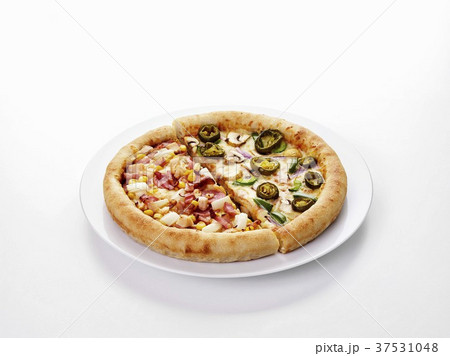 Two pizza halves, with ham & sweetcorn, & with cheese & jalapeños Two pizza halves, with ham & sweetcorn, & with cheese & jalapeños 37531048