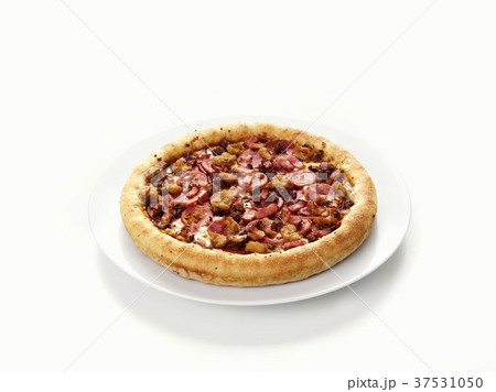Hearty mince, bacon and salami pizza 37531050