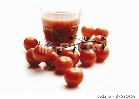 A glass of tomato juice with cocktail tomatoes 37531458