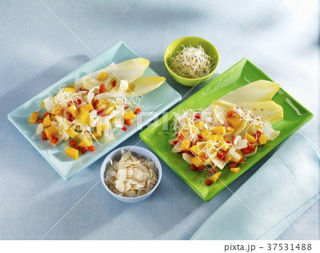 Chicory and mango salad with sprouts and flaked almonds 37531488