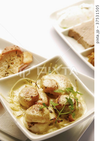 Fried scallops on truffle foam Fried scallops on truffle foam 37531505