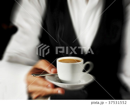 Waiter serving espresso 37531552