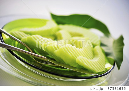 Crinkle-cut green melon slices 37531656