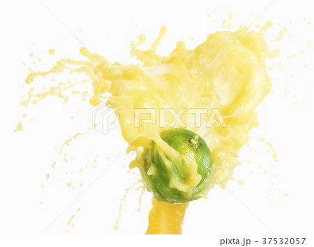 Lime with splashing lime juice Lime with splashing lime juice 37532057