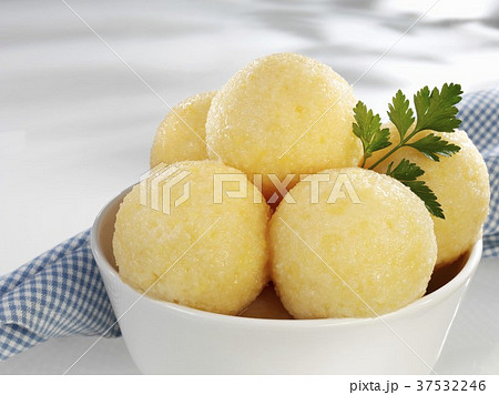 Several potato dumplings in bowl 37532246