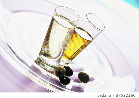 Two different olive oils in glasses 37532266