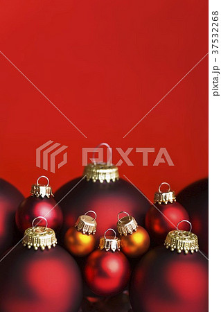 Assorted Christmas baubles (red and yellow) 37532268
